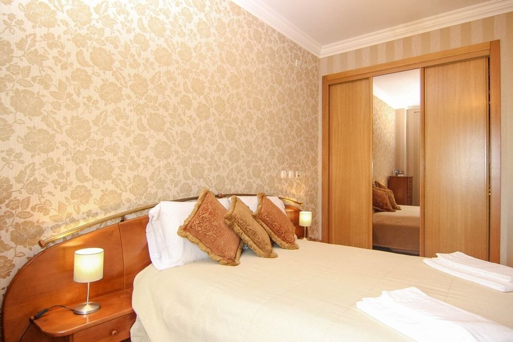 undefined Gorgeous 3 Bedroom Apartment with Balcony in Lisbon 10