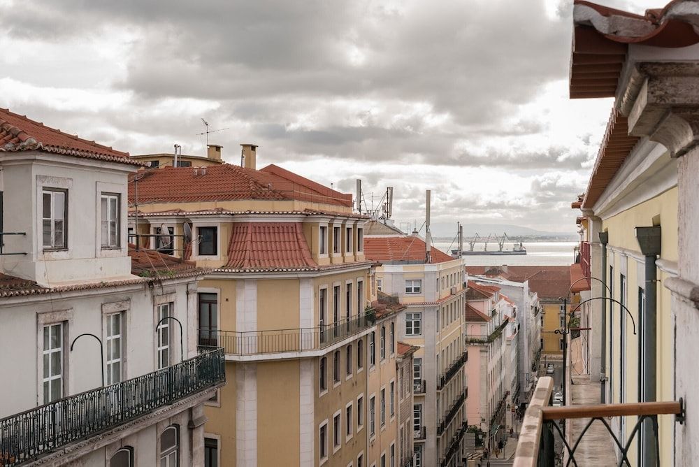 Lis001 · Mid-century Inspired Apartment With River Views Apartment (1 Bedroom) 7