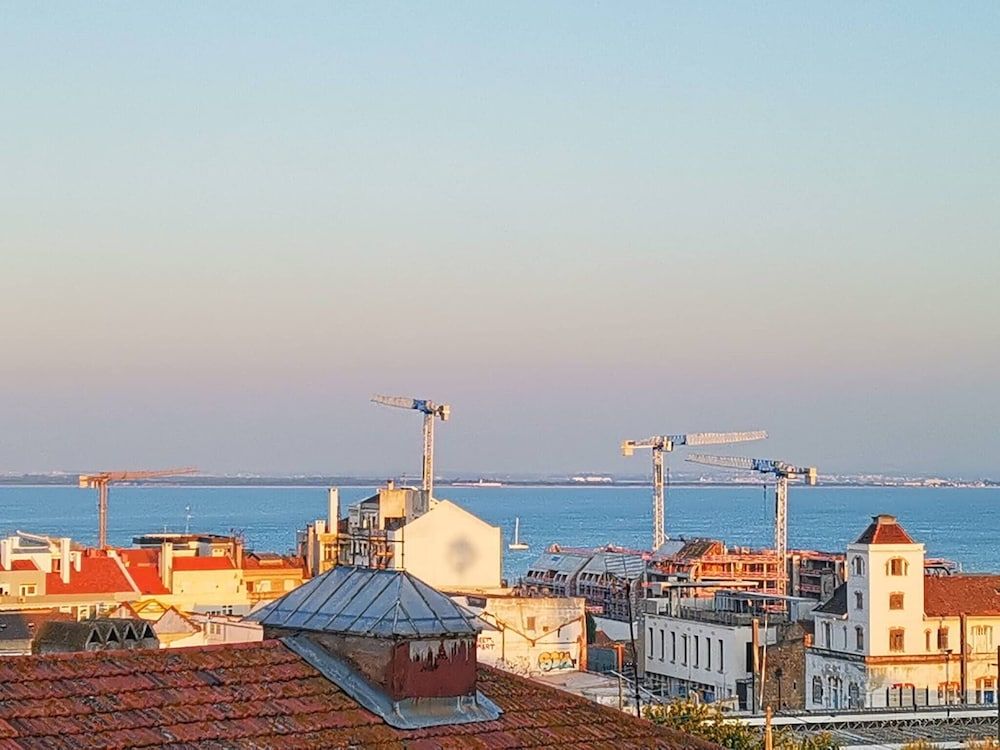 undefined Beautiful Private Room With River View In Lisbon 7