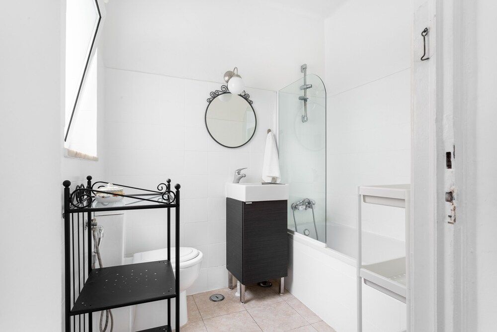 ALTIDO Stunning 4BR Apt w/terrace&seaview in Alfama Comfort Apartment, 4 Bedrooms 21
