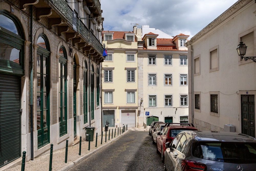 undefined ALTIDO Stunning 4BR Apt w/terrace&seaview in Alfama 4