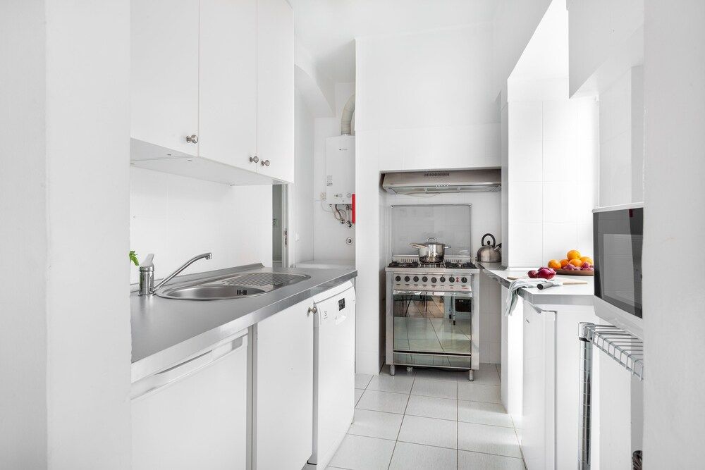 ALTIDO Stunning 4BR Apt w/terrace&seaview in Alfama Comfort Apartment, 4 Bedrooms 11