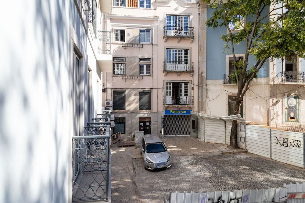 undefined JOIVY Elegant 1-BR Apartment in Perfect Centre 3