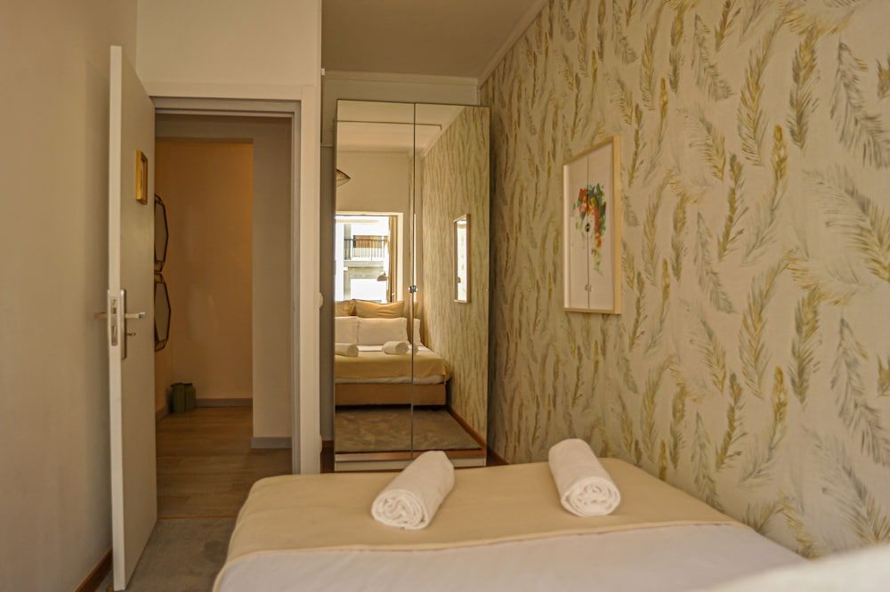 My Fair Lisbon -modern flat with elevator in central Lisbon Double Room, Shared Bathroom (3) 8
