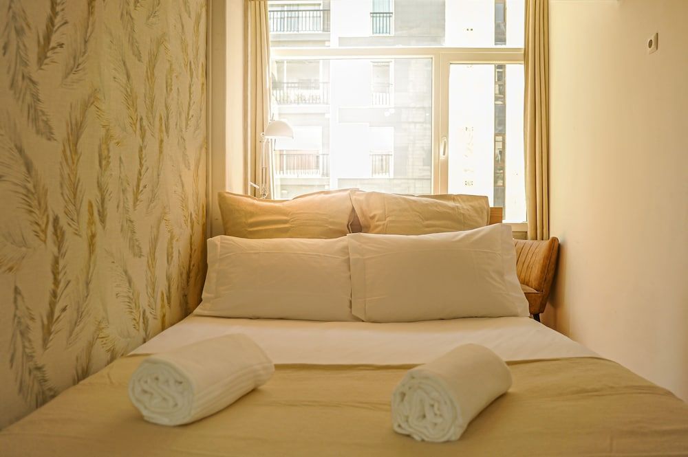 My Fair Lisbon -modern flat with elevator in central Lisbon Double Room, Shared Bathroom (3)