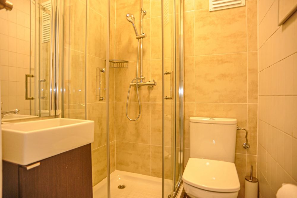 My Fair Lisbon -modern flat with elevator in central Lisbon Apartment, Private Bathroom (2) 7