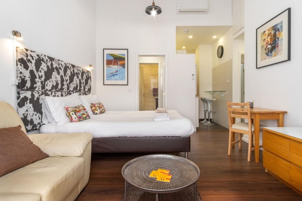 LV Premier Chiado CH9 Elevator Balconies Center Apartment 16