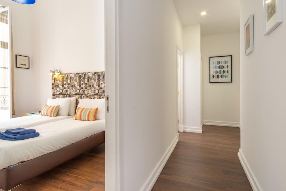 LV Premier Chiado CH9 Elevator Balconies Center Apartment 17