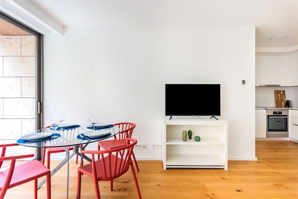Lisbon 20 Modern Flat Apartment, 1 Double Bed with Sofa bed, Balcony 12