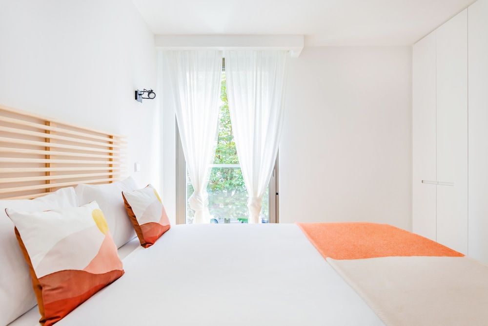 Lisbon 20 Modern Flat Apartment, 1 Double Bed with Sofa bed, Balcony