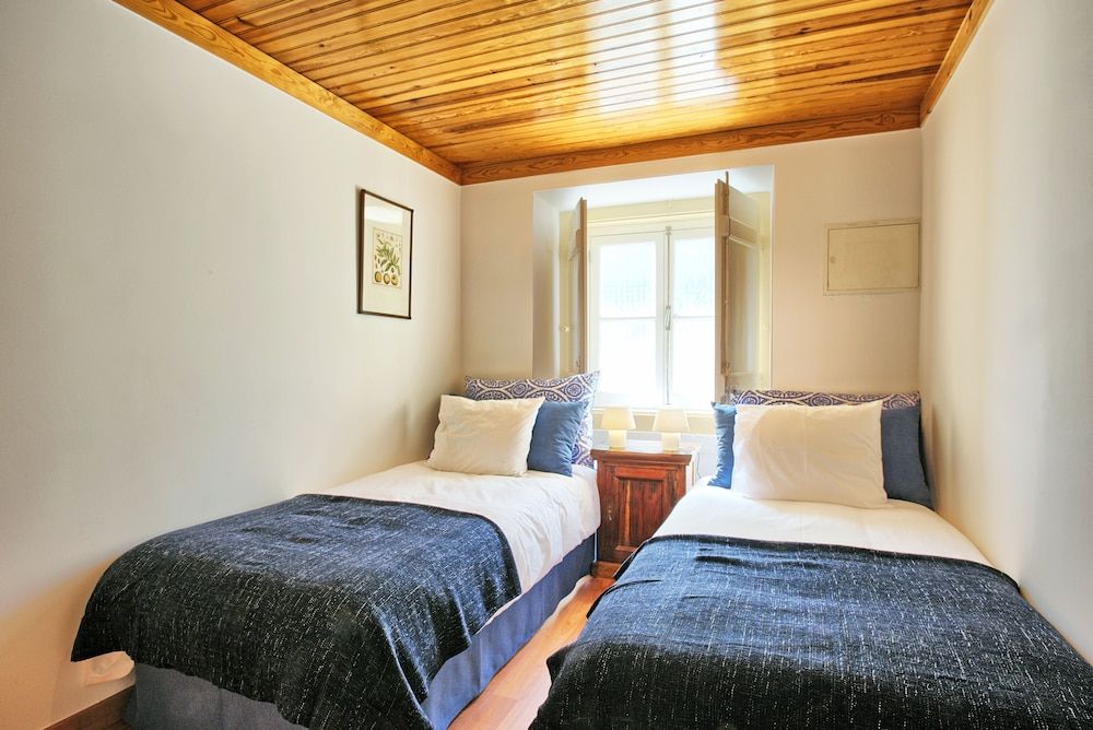 Portas do Teatro Apartments Family Apartment 8