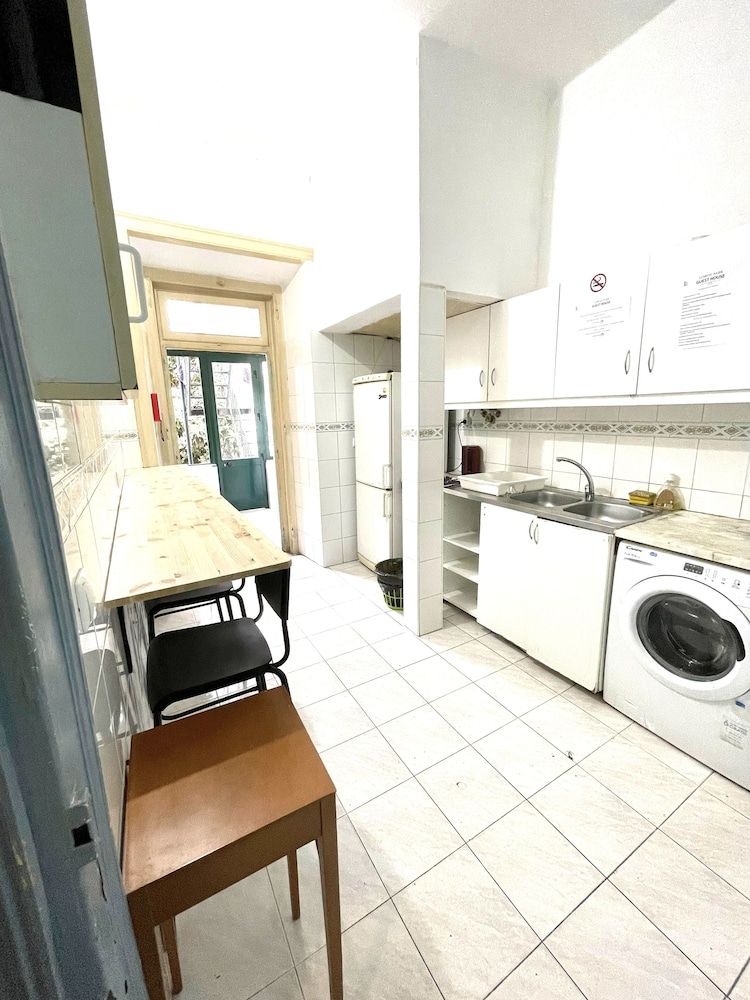 Lisboa Parque Guest House Basic Triple Room, 3 Twin Beds 7