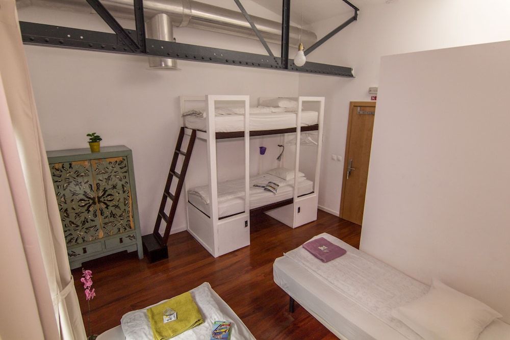 Lisbon Destination Hostel Quadruple Room, Private Bathroom 3