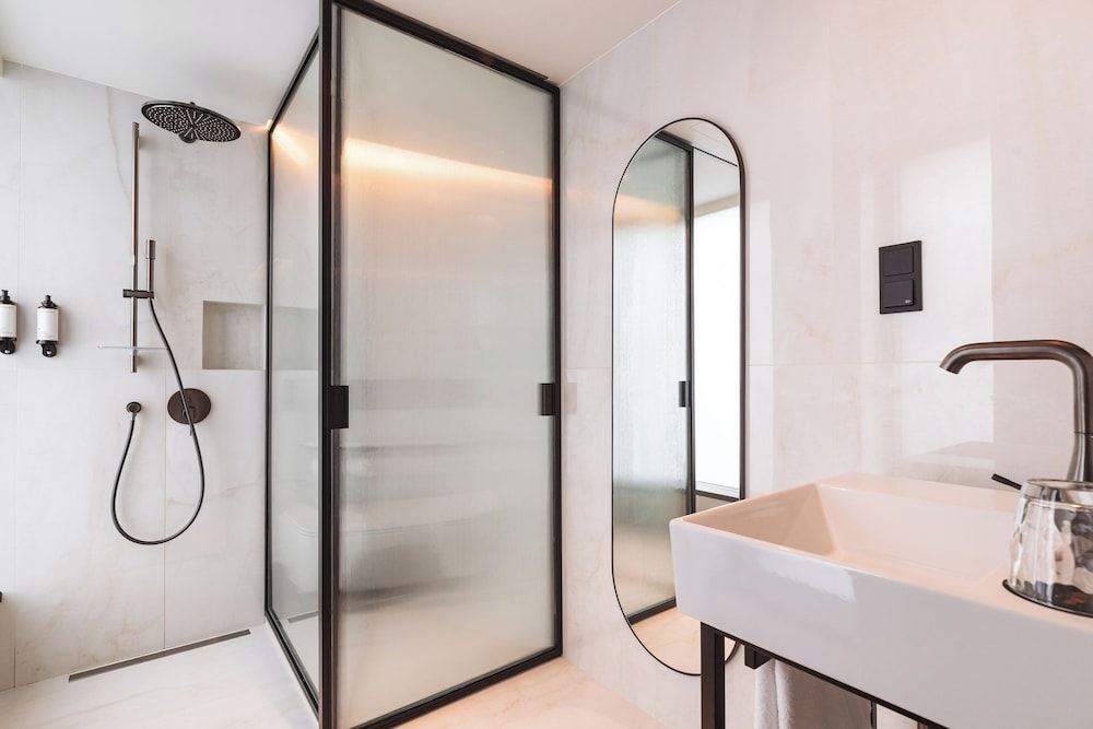 Luster Hotel Double Room 5