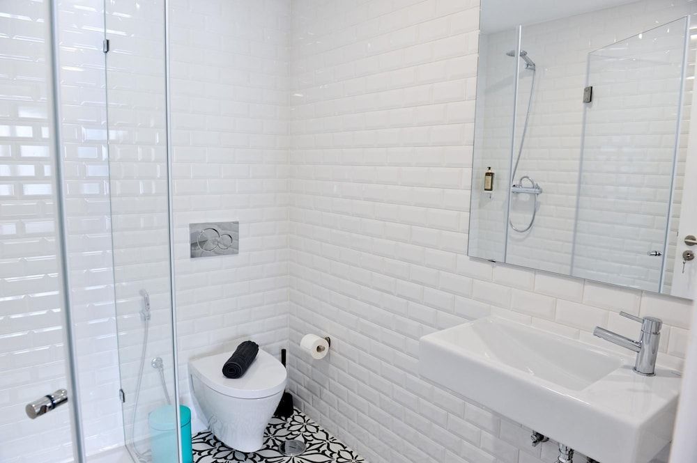 Cosmopolitan Comfort in Lisbon 4A - by Misha s Pl Apartment 9