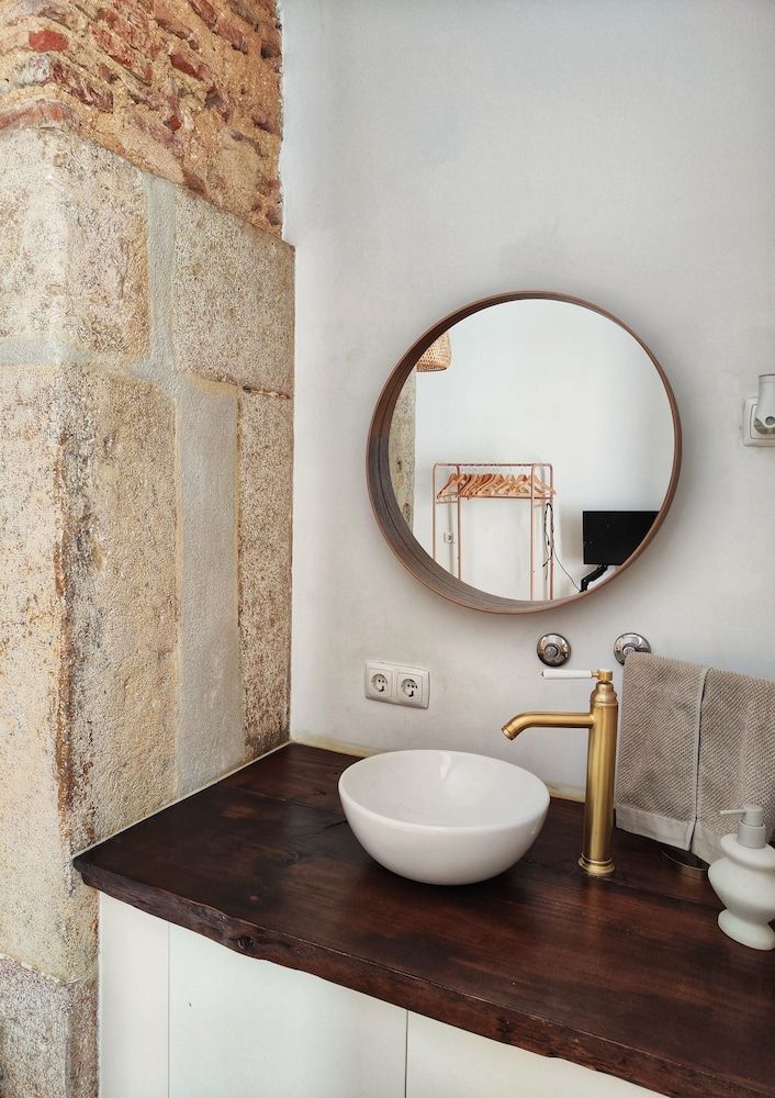 Lisbon Lounge Hostel Deluxe Double Room 2