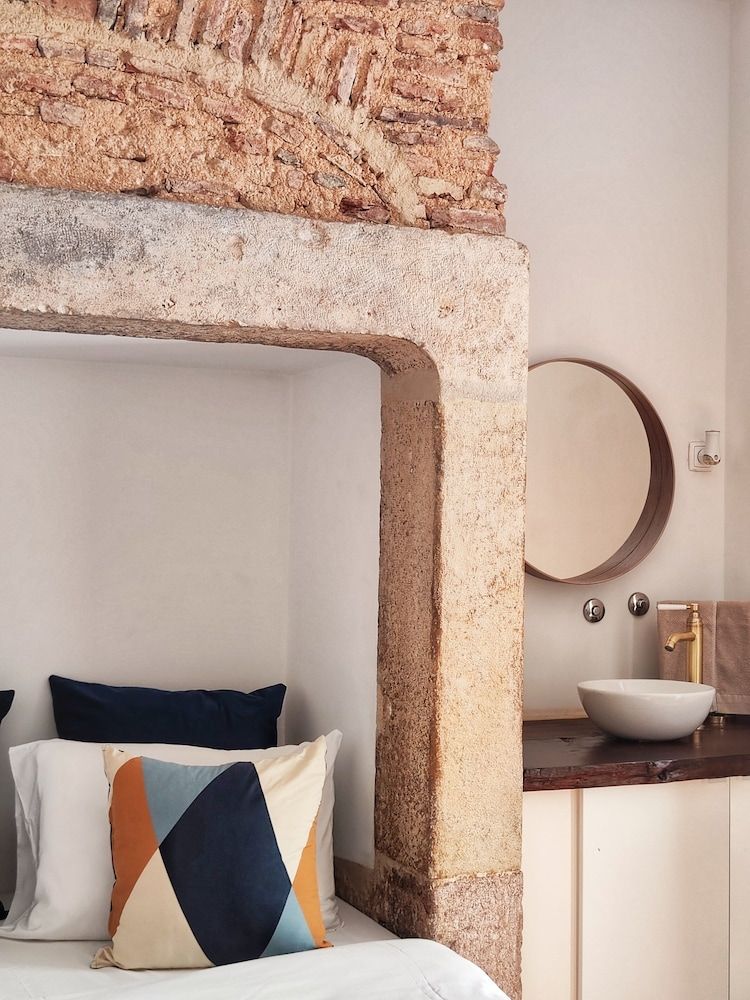 Lisbon Lounge Hostel Deluxe Double Room 4