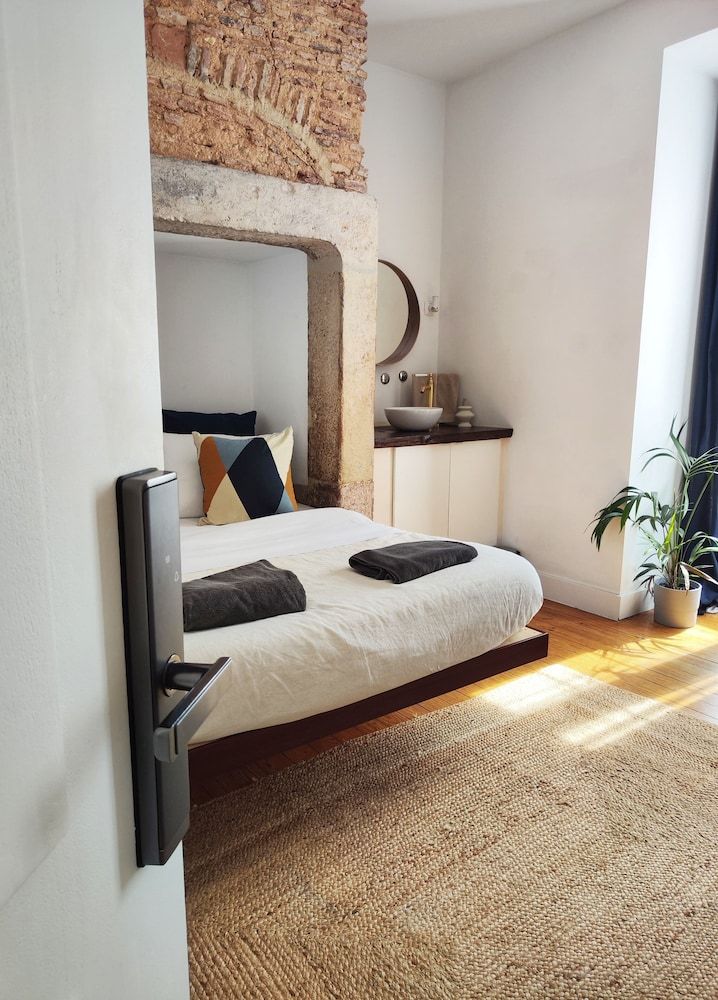 Lisbon Lounge Hostel Deluxe Double Room 5