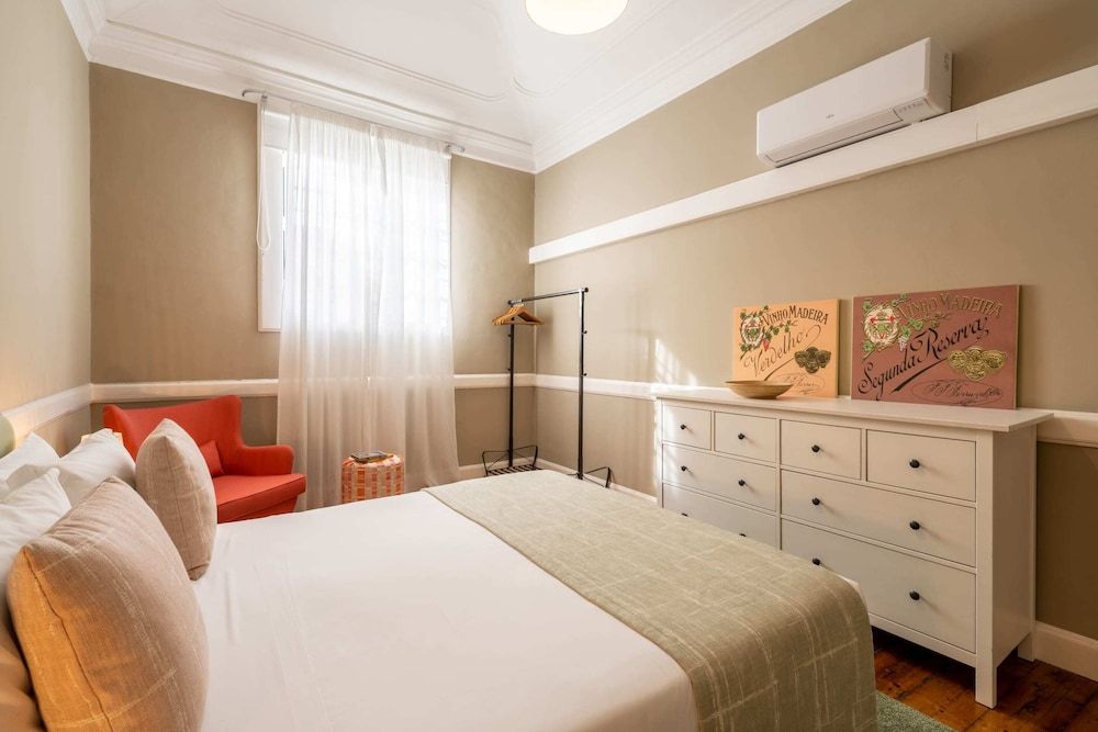 City Apartment, 1 Queen Bed with Sofa bed