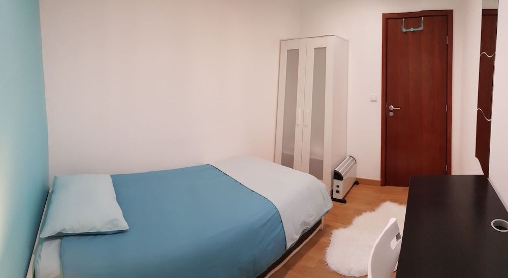 Single Room, Shared Bathroom (1)