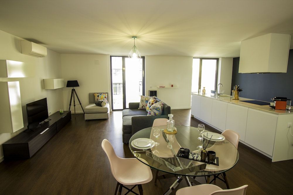 undefined Guest H4U Bonjardim Pop Art City Center