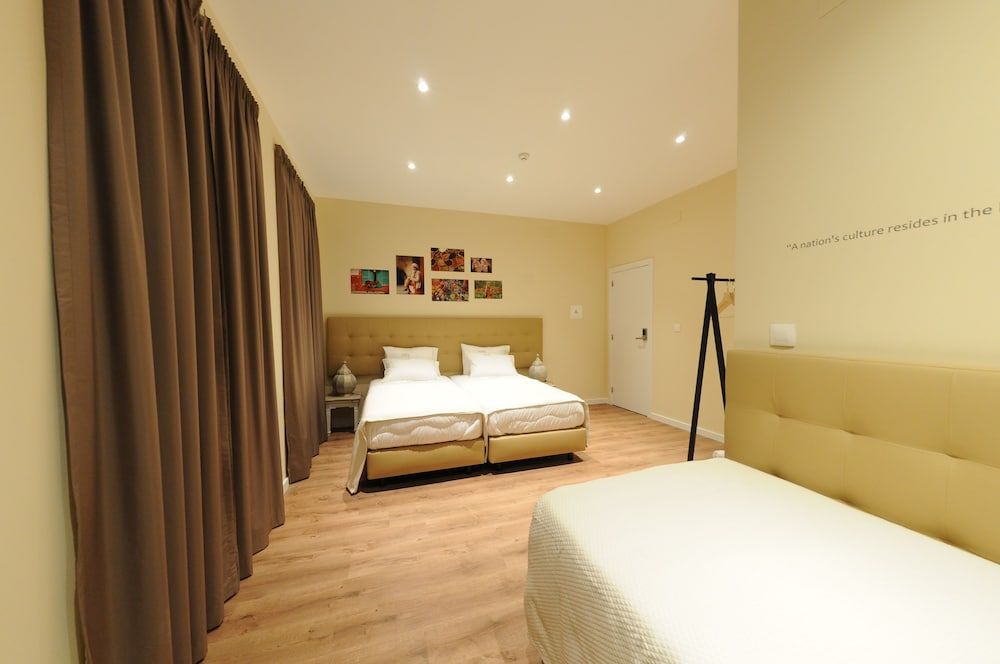 Naya - Downtown Guesthouse Quadruple Room, Balcony (India) 2