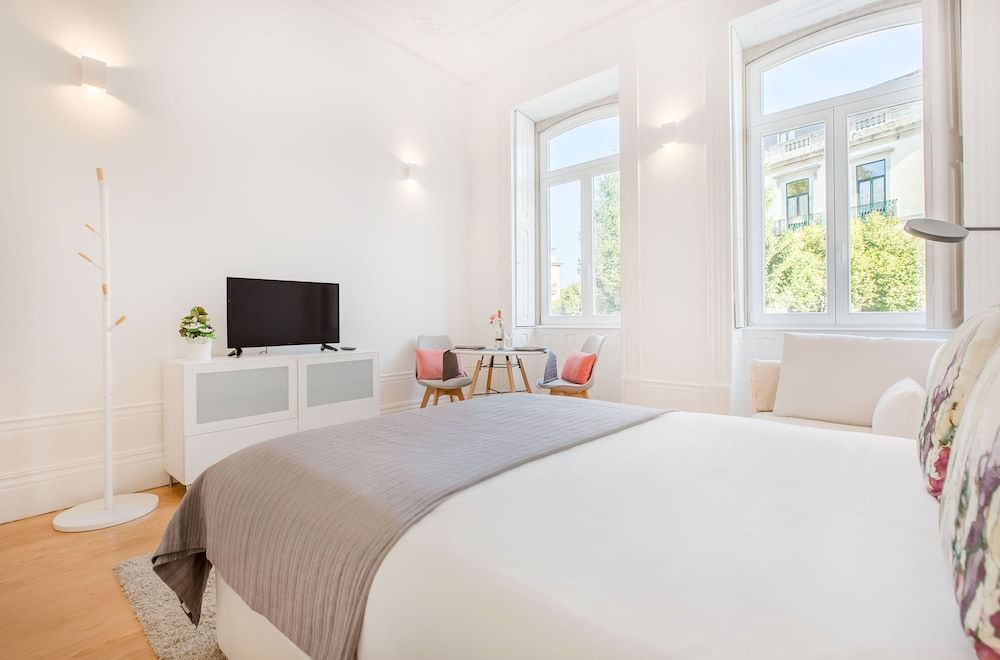 undefined Invicta City Studio 7