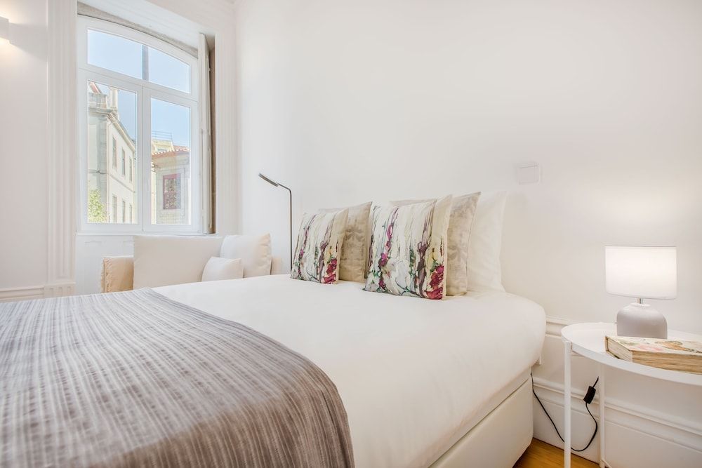 undefined Invicta City Studio 8