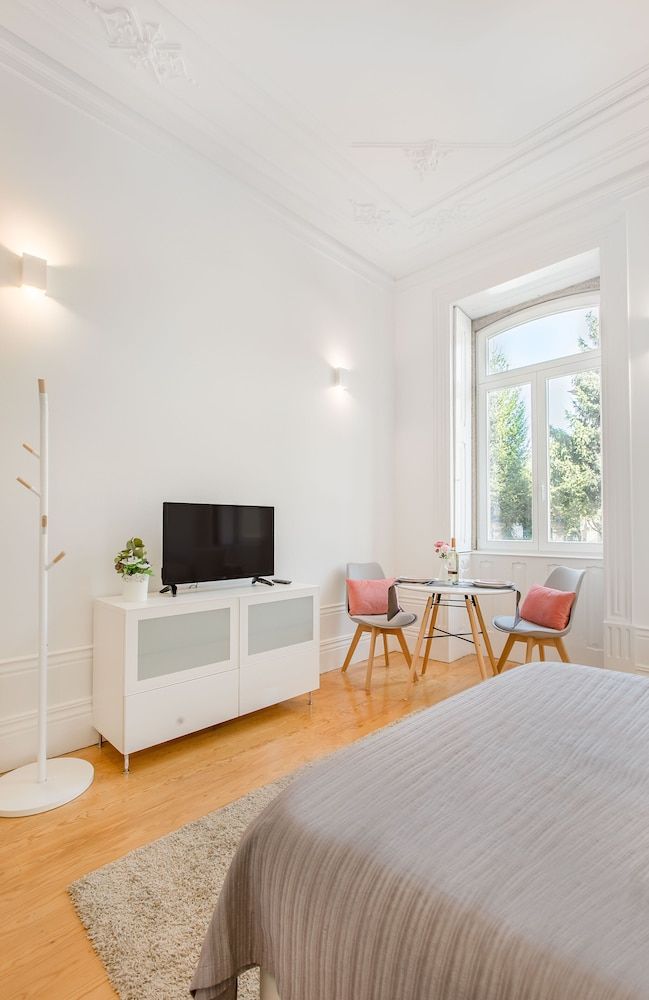 undefined Invicta City Studio 6