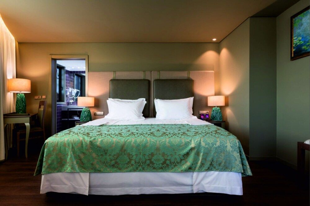 Hotel Jaguar Oporto - Airport to Hotel and City Center and Vice-Versa is a Free and Continuous Shuttle Service from 7AM to 8PM