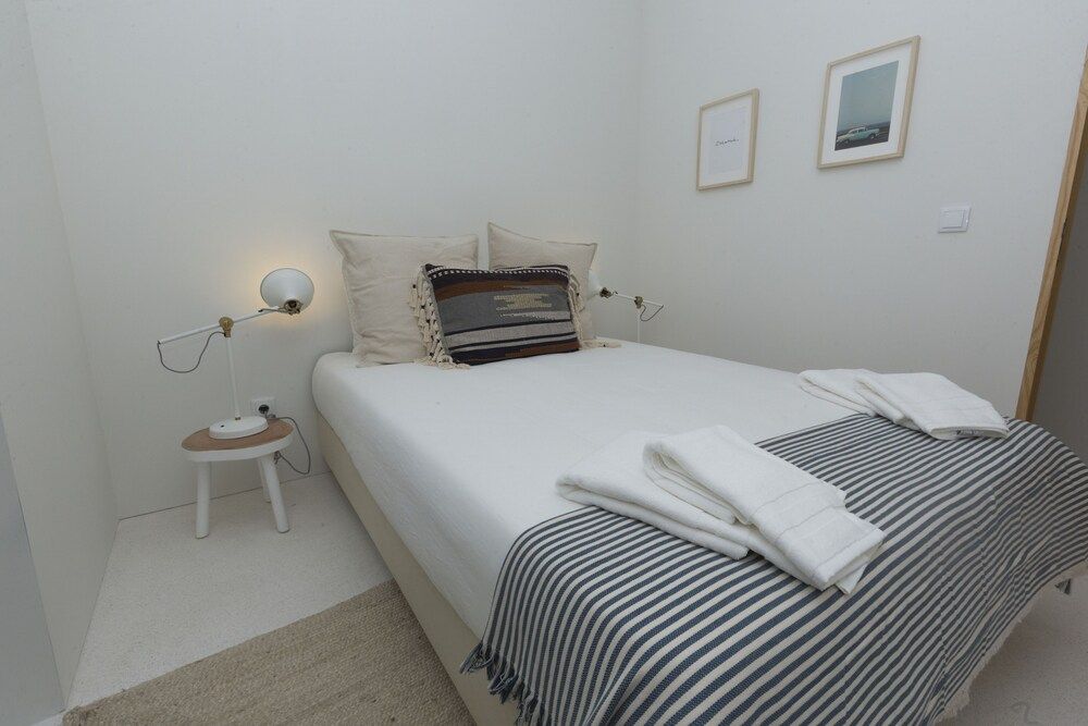undefined Sbra01 · Hidden Gem Apartment Design · Wifi · Netflix 4