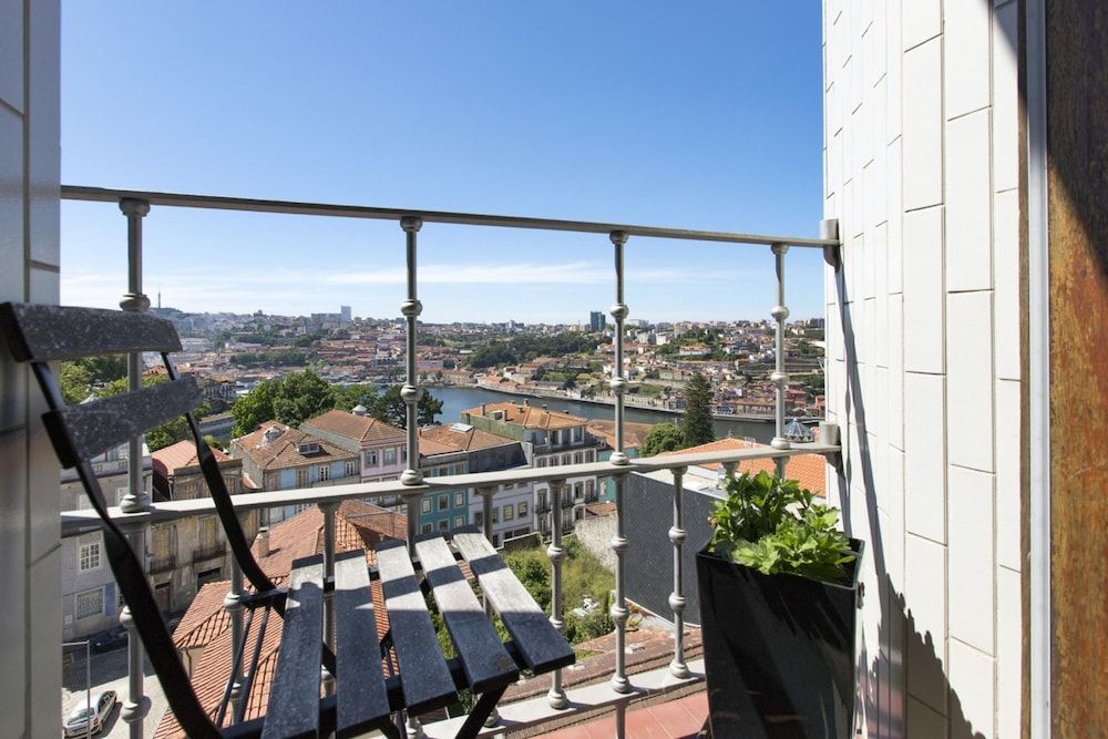 LV Premier Clerigos RE1 AC Elevator River View Apartment 10