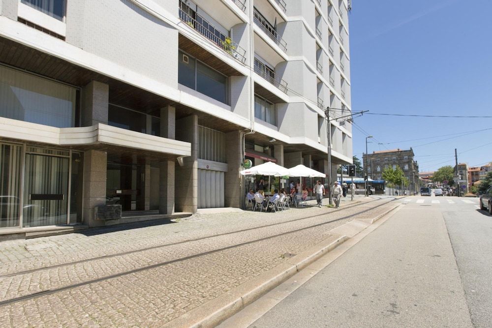 undefined LV Premier Clerigos RE1 AC Elevator River View 3