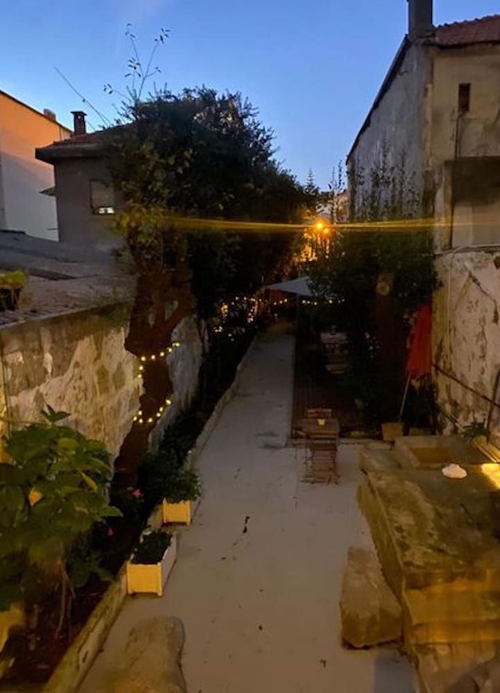 undefined Yellow House - Deluxe Double Room With Bunk bed in Porto 2