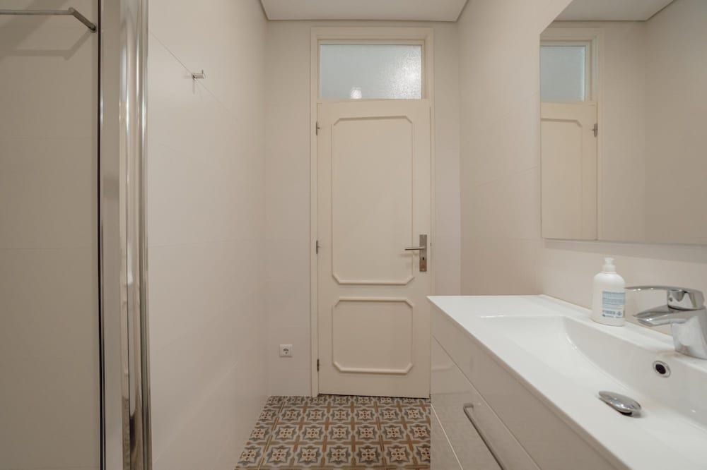 Downtown Design With Balcony by Vacationy Apartment 29