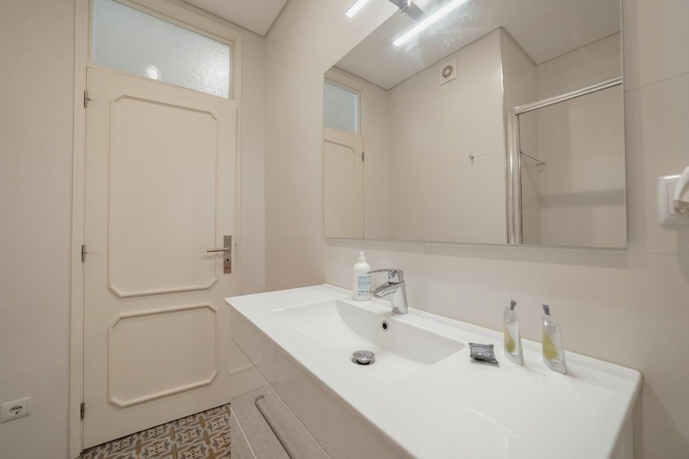 Downtown Design With Balcony by Vacationy Apartment 22