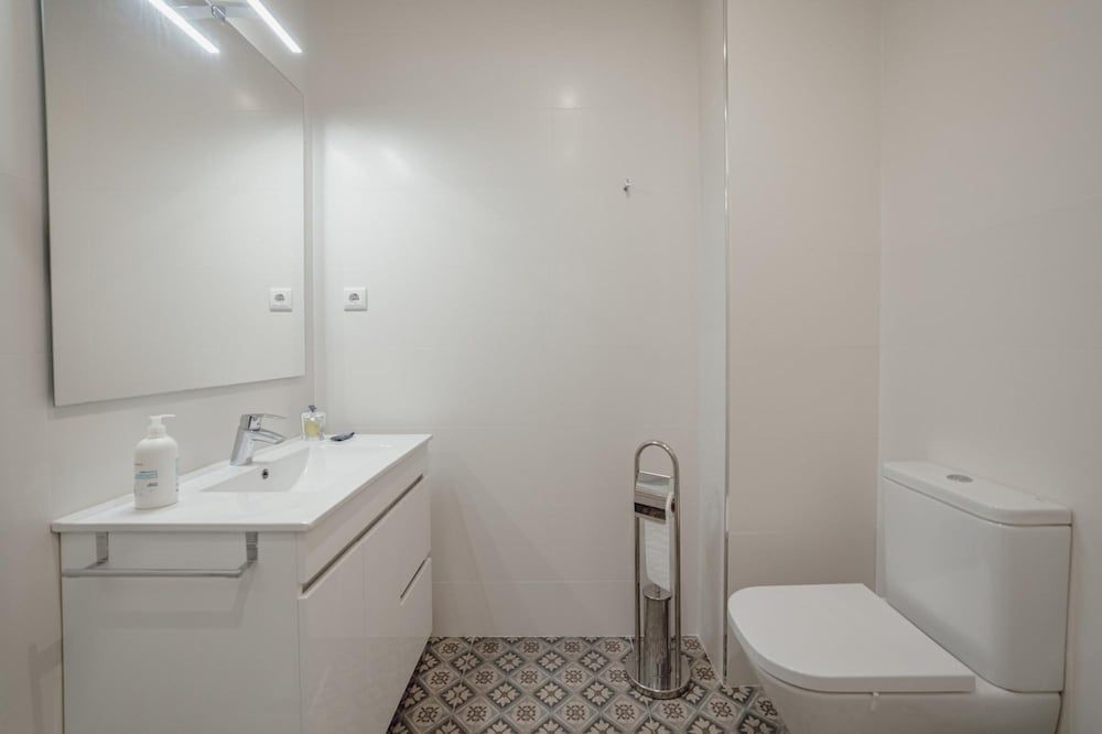 Downtown Design With Balcony by Vacationy Apartment 28