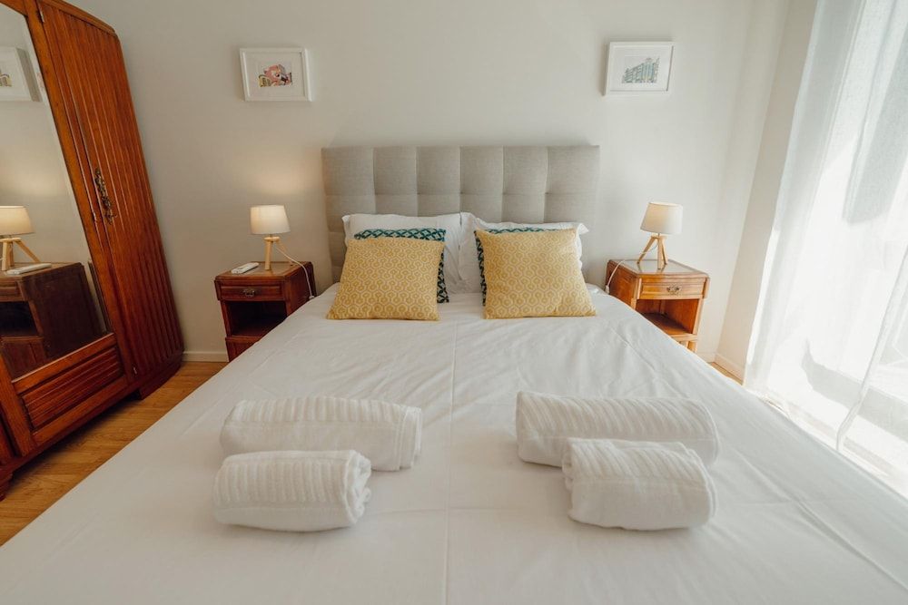 Downtown Design With Balcony by Vacationy Apartment 7