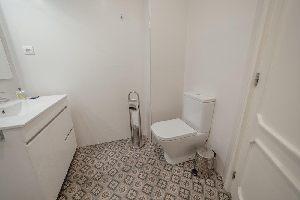 Downtown Design With Balcony by Vacationy Apartment 26