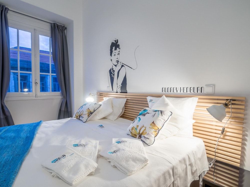 undefined Feel Porto Historic Hollywood Flat 2