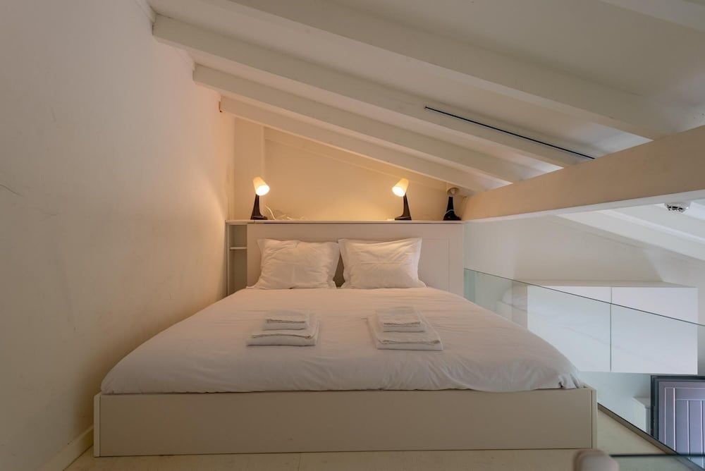 Mezzanine Stylish Apartment P by Vacationy Apartment 2