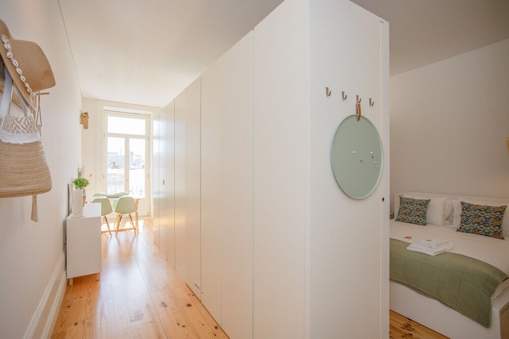 Liiiving - Downtown Balcony Studio Apartment 8