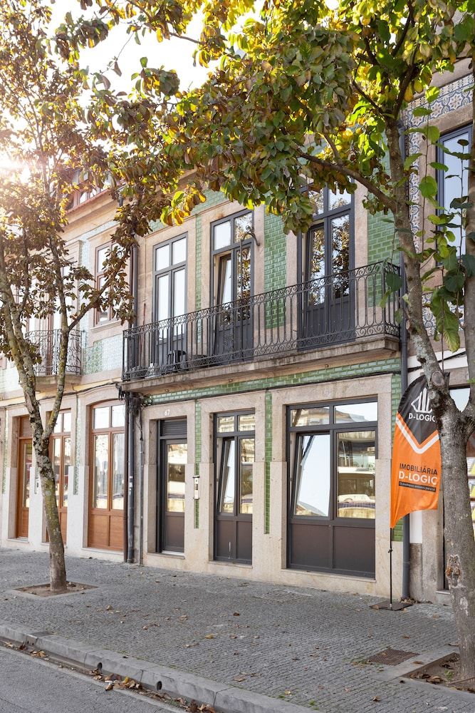 undefined JOIVY Modern 2-Br Flat Near Metro & Train Station 3