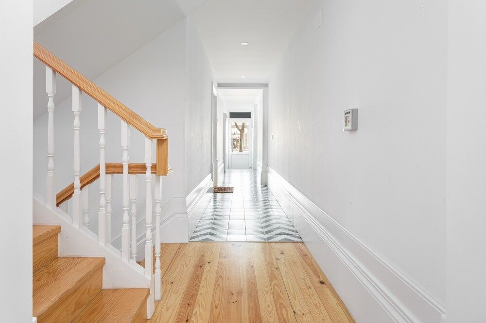 undefined JOIVY Modern 2-Br Flat Near Metro & Train Station 5