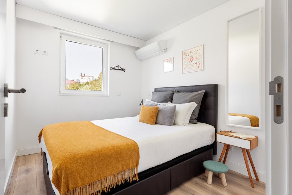 undefined JOIVY Modern 2-Br Flat Near Metro & Train Station 6