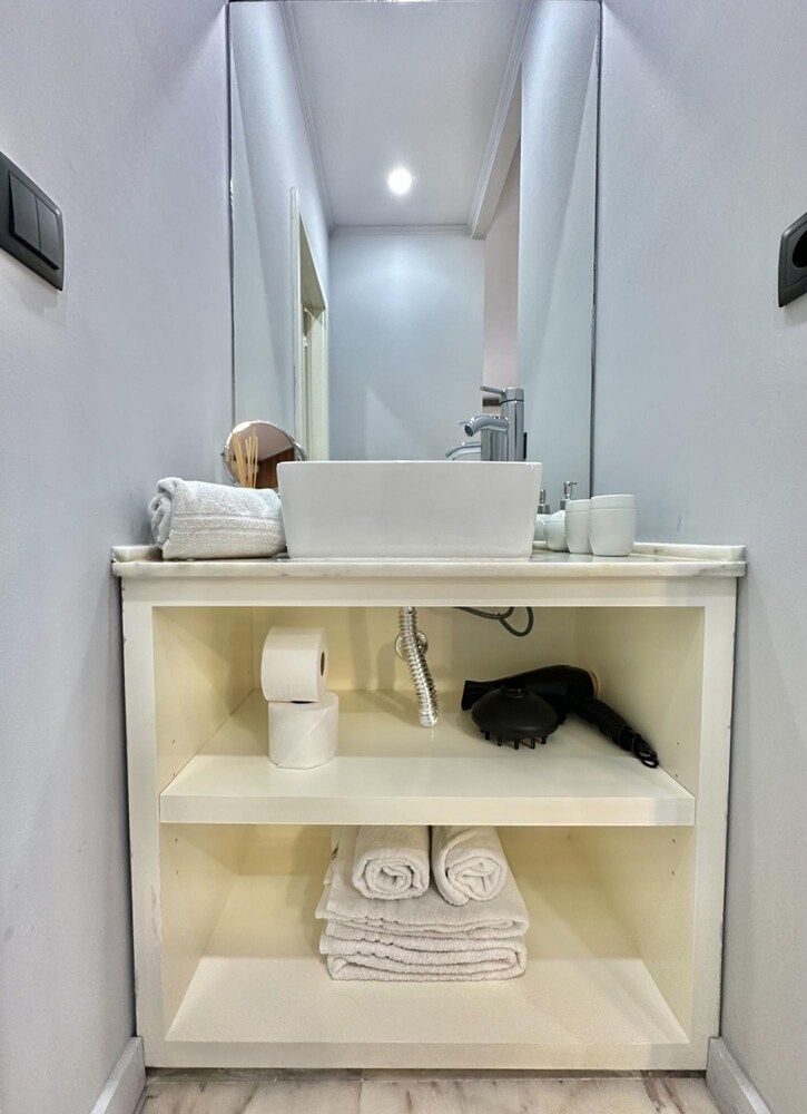 Youropo - Downtown 4A Studio 13