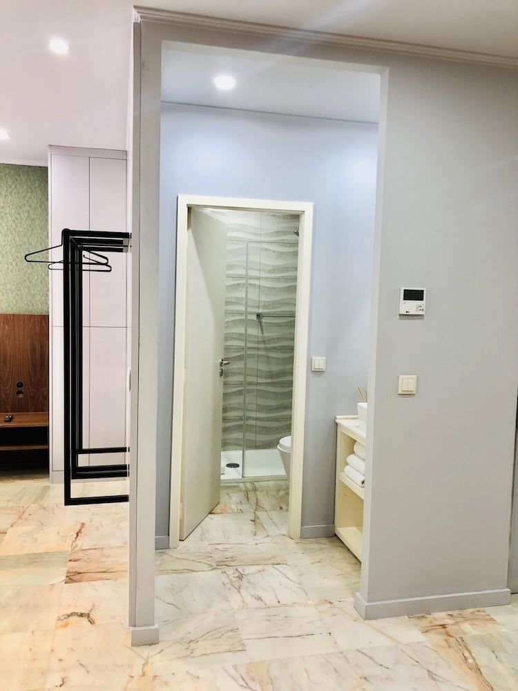 Youropo - Downtown 4A Studio 9