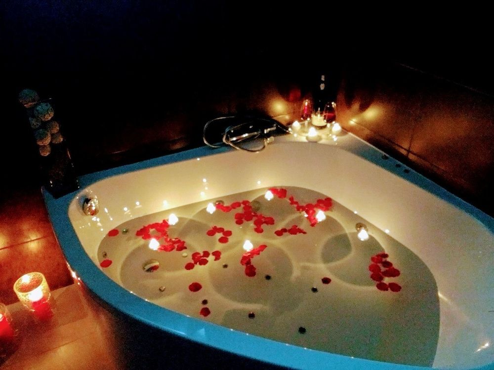 Deep Soaking Bathtub