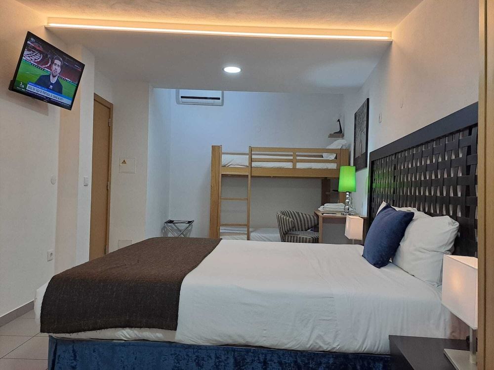 Largo da Fonte Family Quadruple Room 3