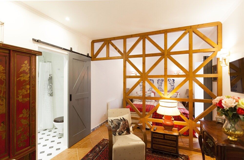 Villa Estefânia Superior Studio, 1 King Bed, Non Smoking, Patio (Rosas) 6